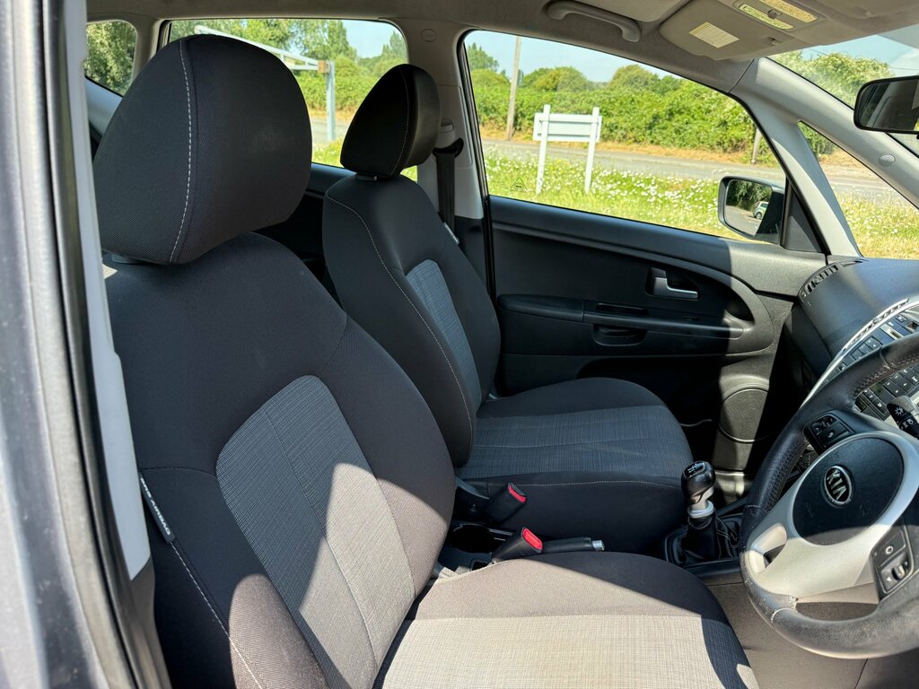 Kia Venga Hatchback Black #35
