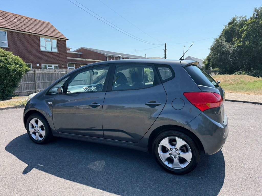 Kia Venga Hatchback Black #7
