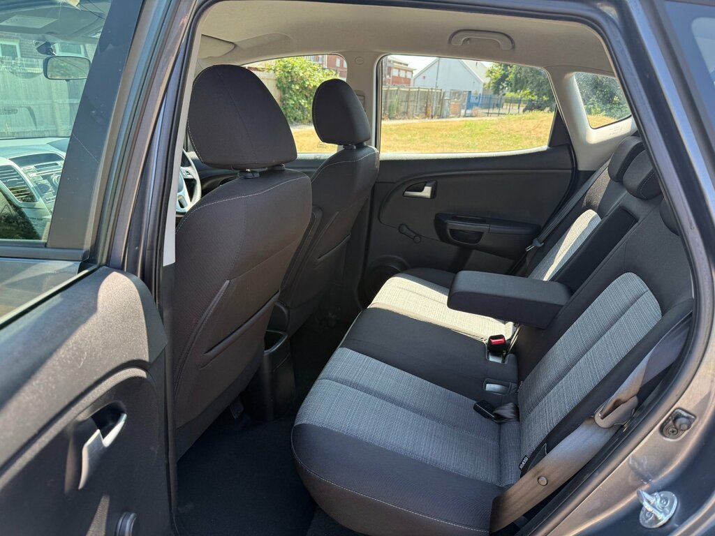 Kia Venga Hatchback Black #29