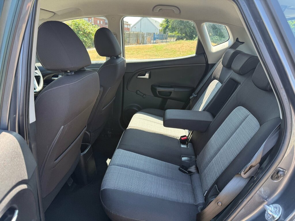 Kia Venga Hatchback Black #25