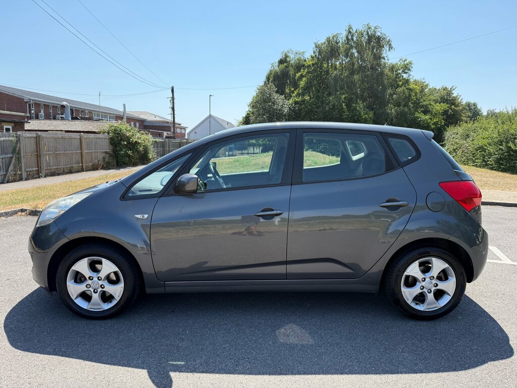 Kia Venga Hatchback Black #9
