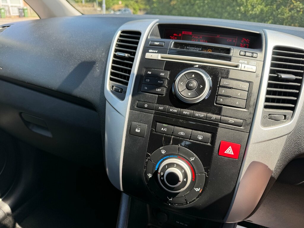 Kia Venga Hatchback Black #31