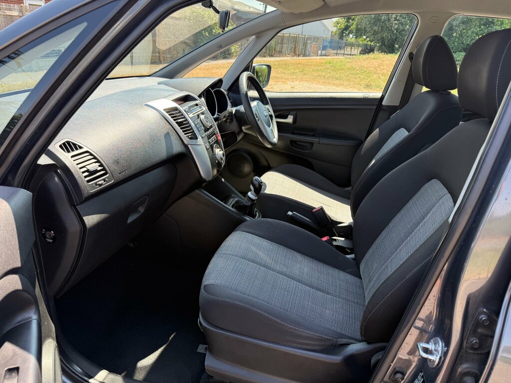 Kia Venga Hatchback Black #36