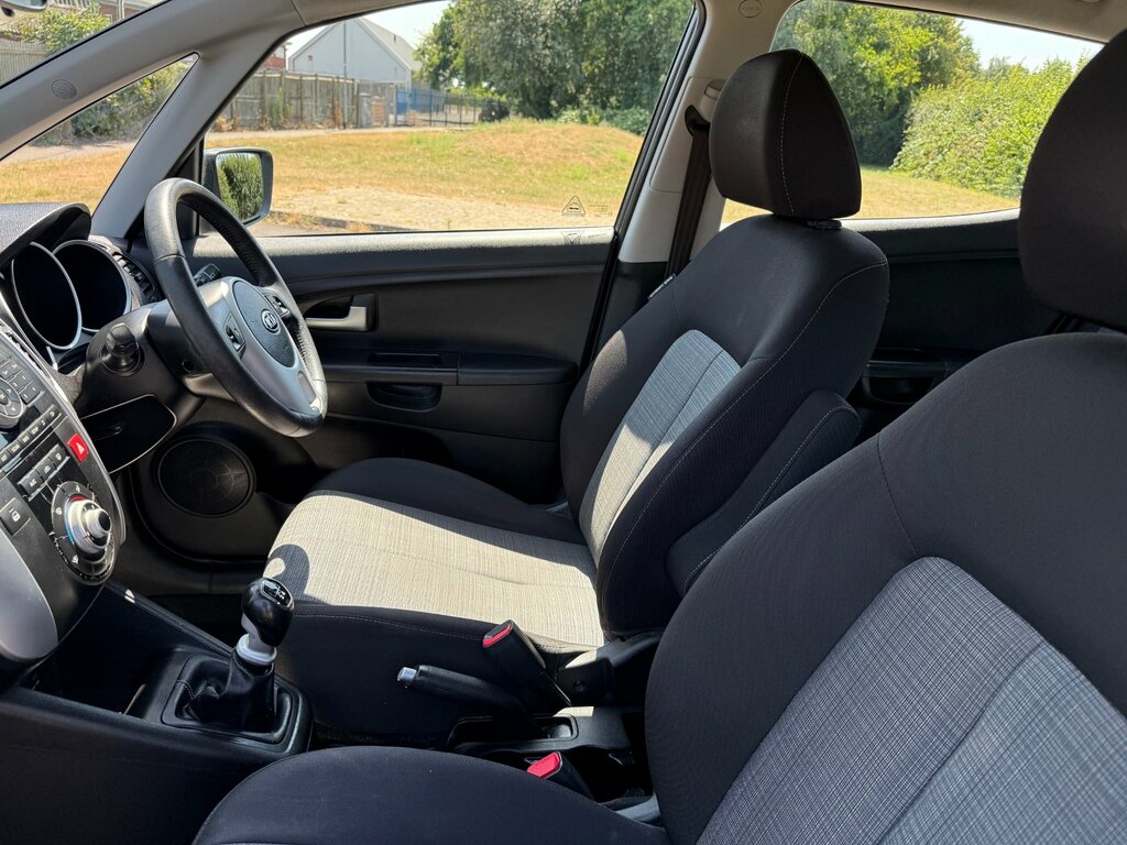 Kia Venga Hatchback Black #28