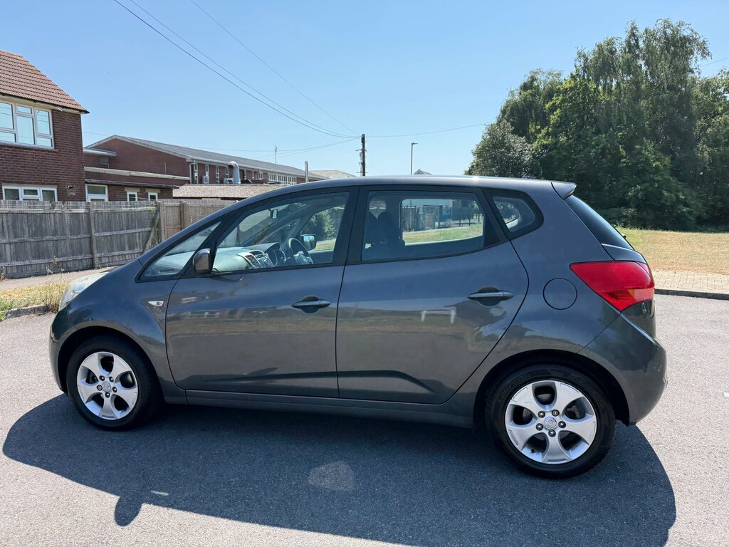 Kia Venga Hatchback Black #8