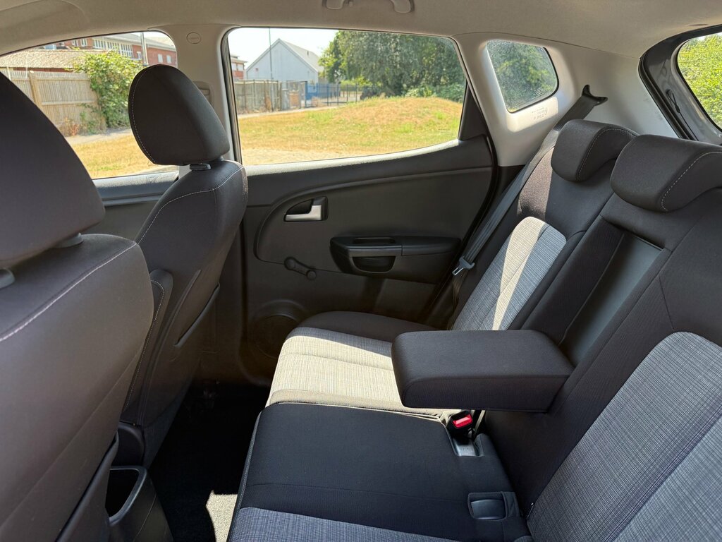 Kia Venga Hatchback Black #26