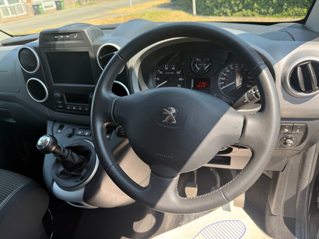 Peugeot 208 1.2 Puretech 82 Active White #39