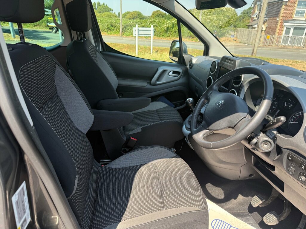 Peugeot 208 1.2 Puretech 82 Active White #42
