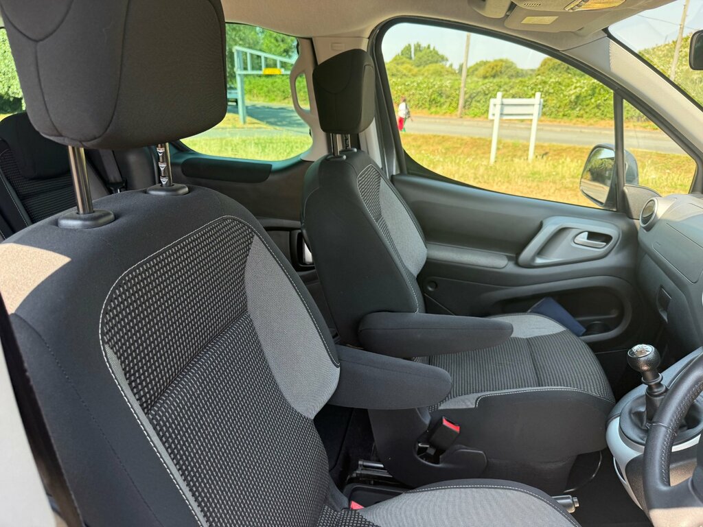 Peugeot 208 1.2 Puretech 82 Active White #35