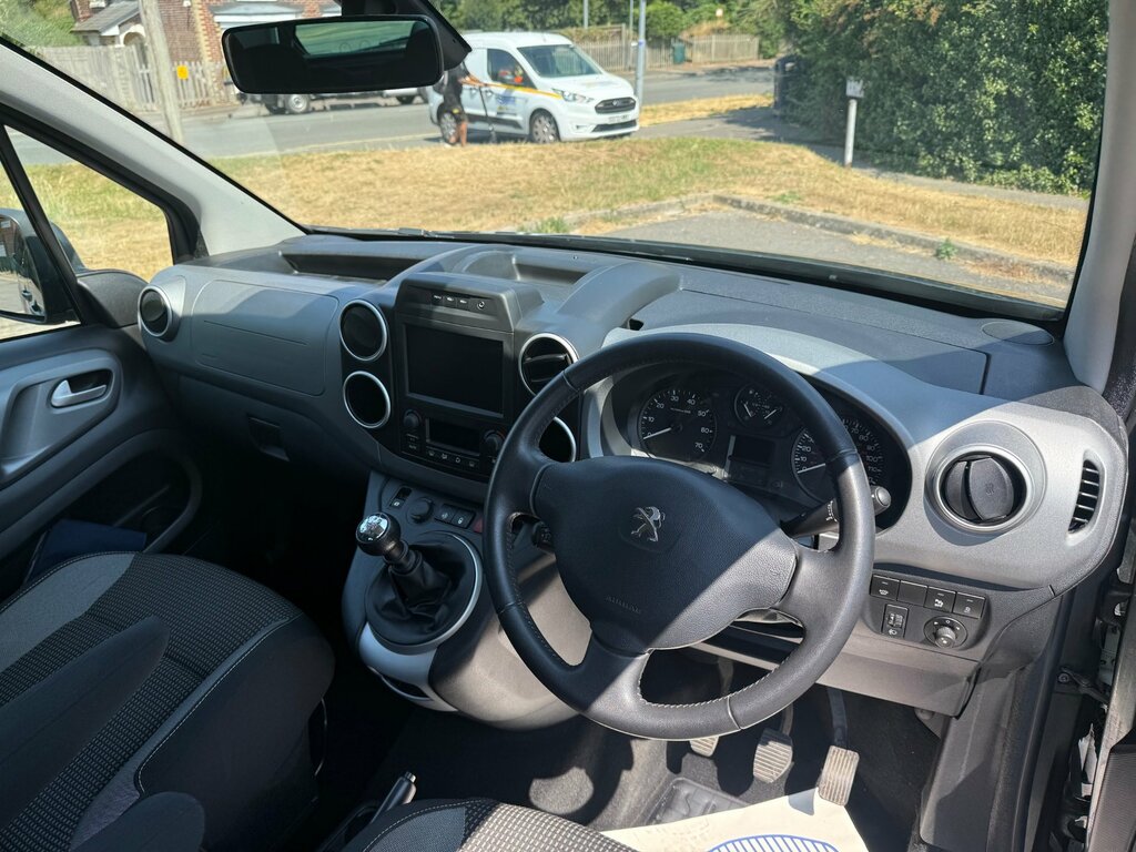 Peugeot 208 1.2 Puretech 82 Active White #43