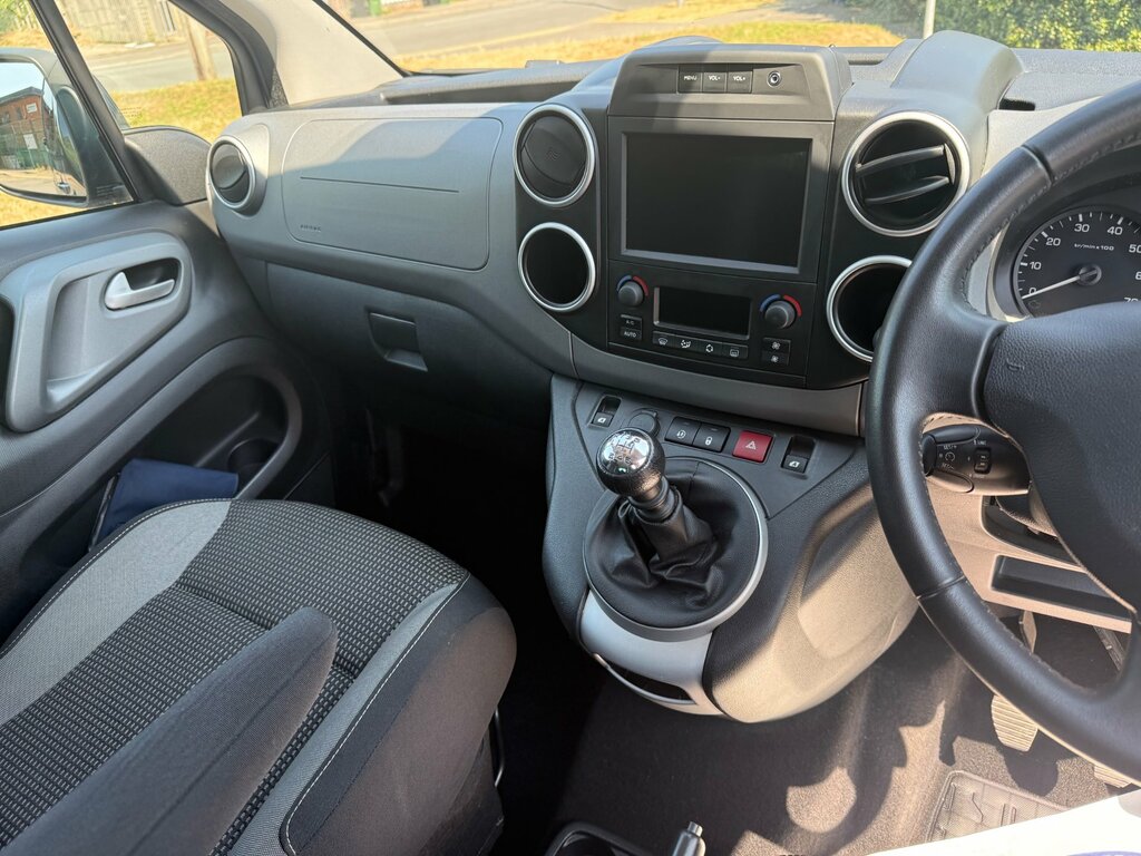 Peugeot 208 1.2 Puretech 82 Active White #38