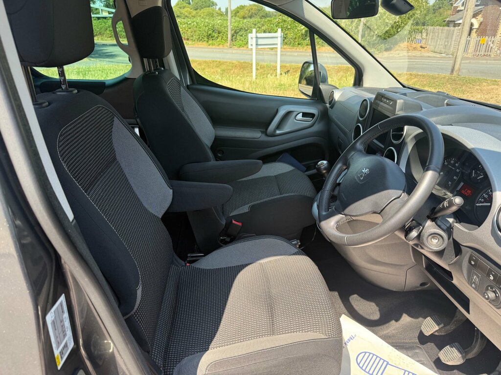 Peugeot 208 1.2 Puretech 82 Active White #37