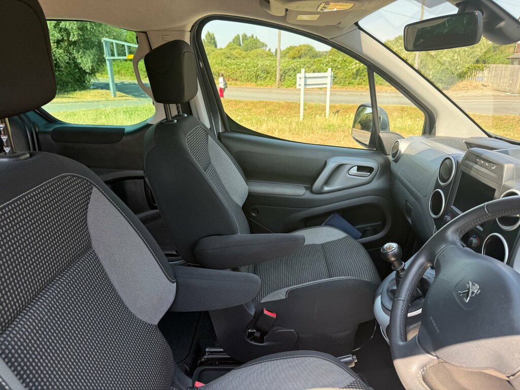 Peugeot 208 1.2 Puretech 82 Active White #36