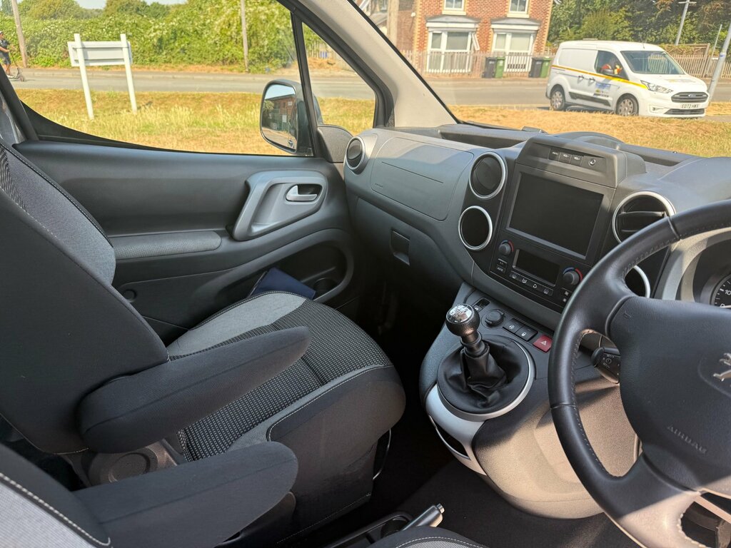 Peugeot 208 1.2 Puretech 82 Active White #41