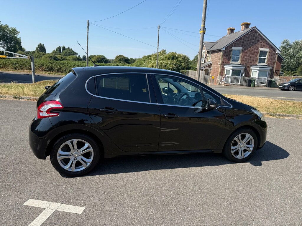 Peugeot 208 Style Red #18