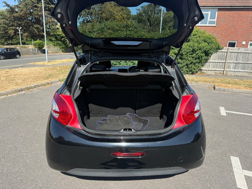 Peugeot 208 Style Red #27