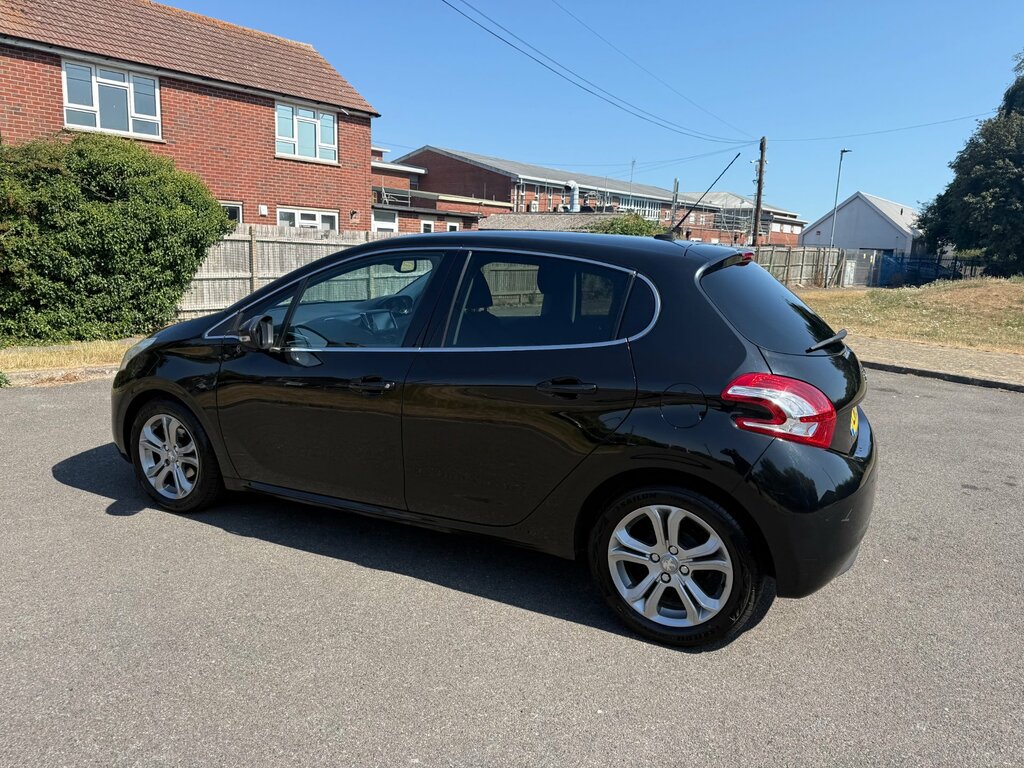 Peugeot 208 Style Red #9