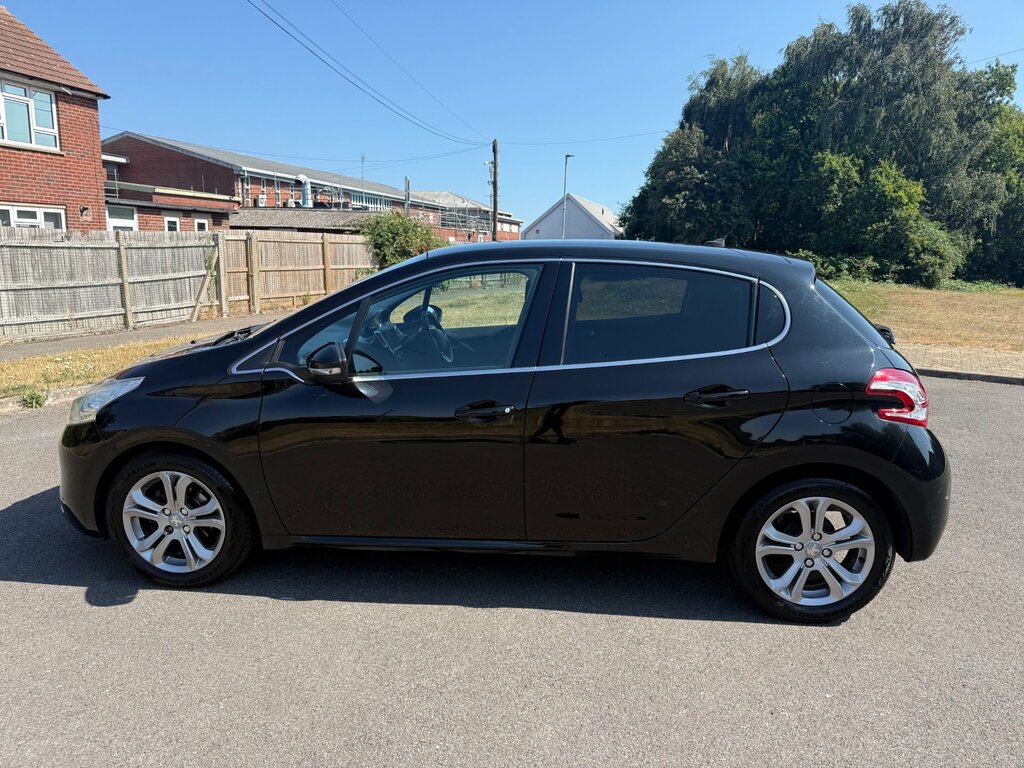 Peugeot 208 Style Red #7
