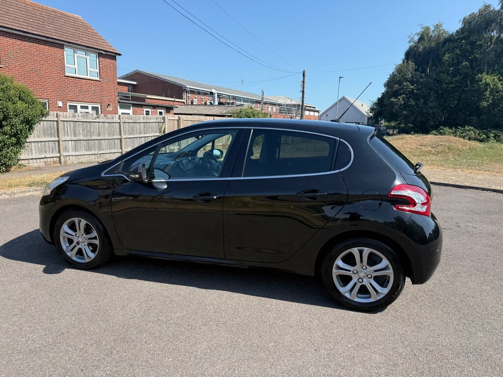 Peugeot 208 Style Red #8