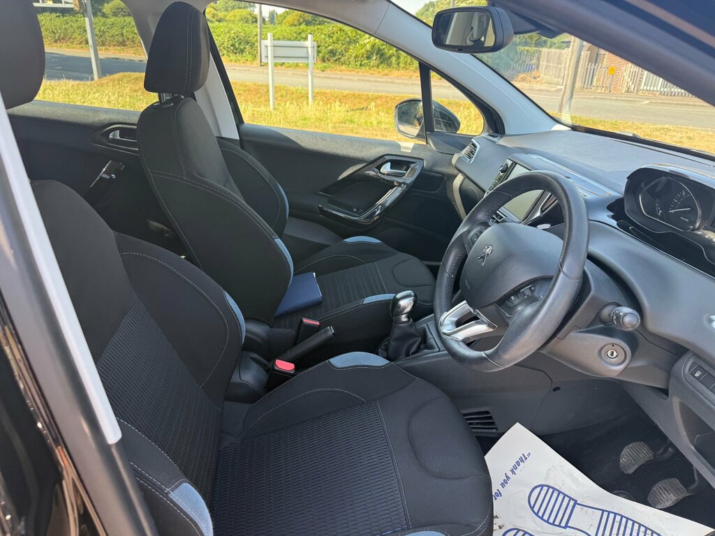 Peugeot 208 Style Red #34