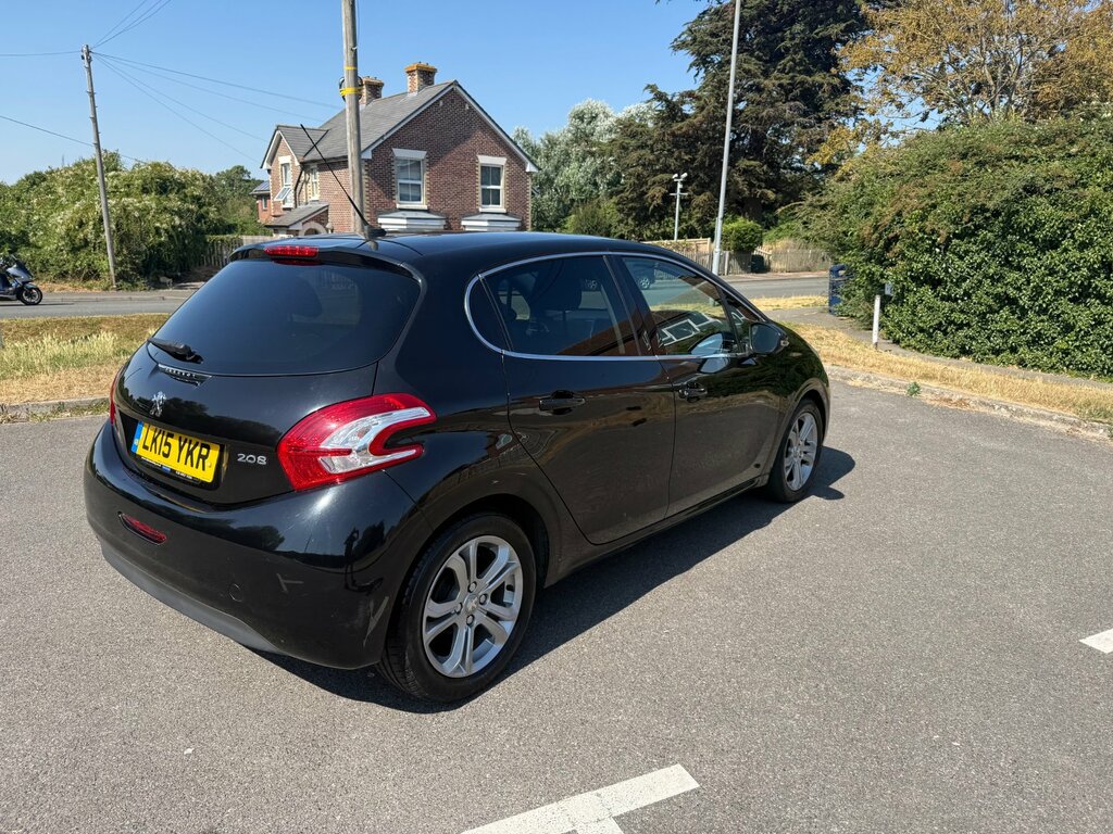 Peugeot 208 Style Red #16