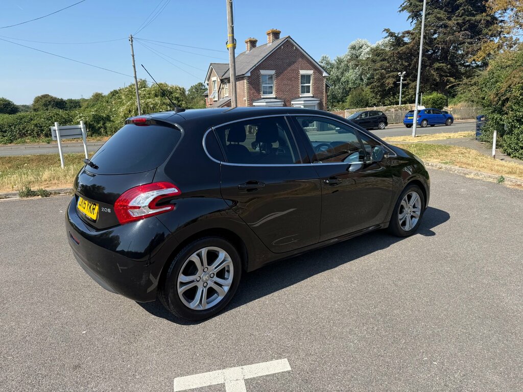 Peugeot 208 Style Red #17