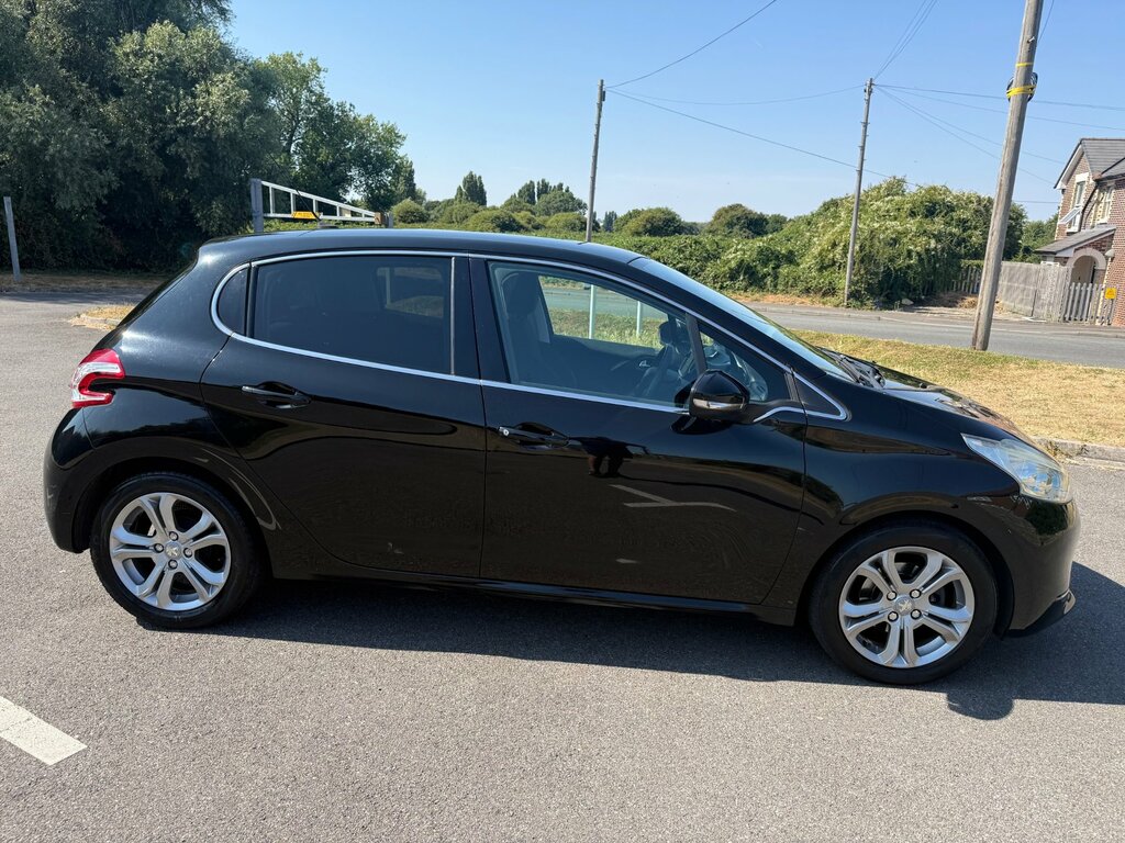Peugeot 208 Style Red #19