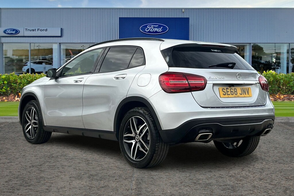 Mercedes-Benz GLA Class Gla 180 Urban Edition Silver #2