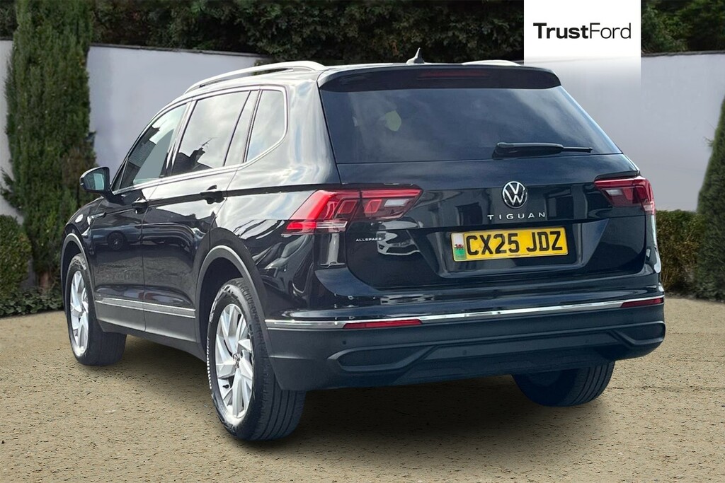 Volkswagen Tiguan Allspace Life CX25JDZ Black #2