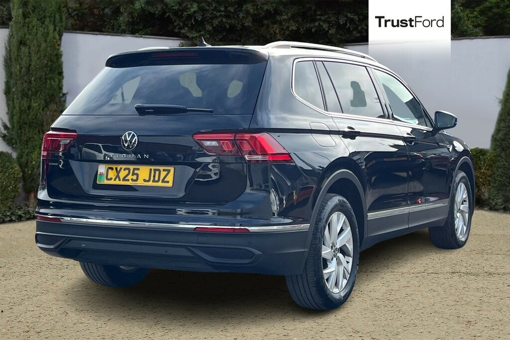 Volkswagen Tiguan Allspace Life CX25JDZ Black #4
