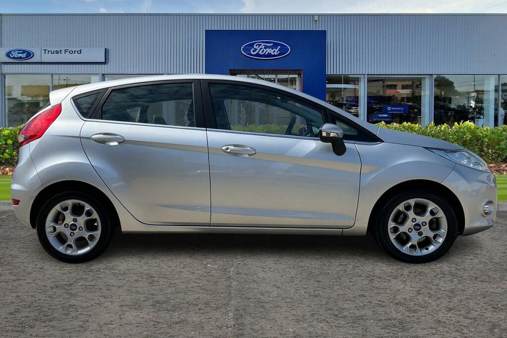 Ford Fiesta 1.25 Zetec Hatchback 129 G Km 8 Silver #3