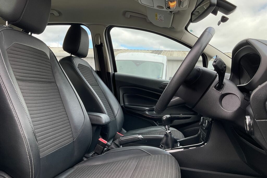 Ford Ecosport White #17