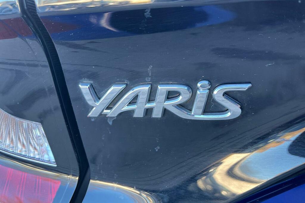 Toyota Yaris Design Black #40