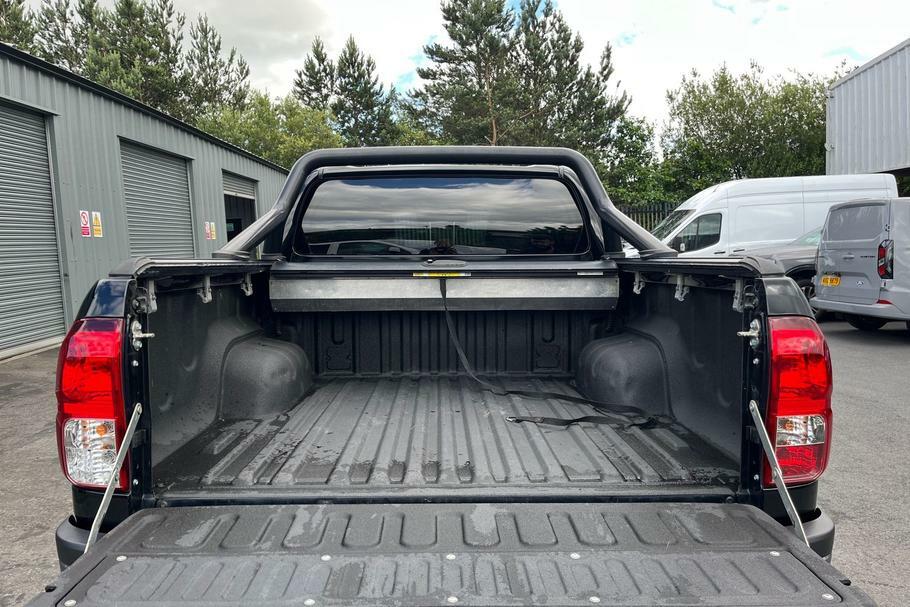Toyota HILUX Invincible X 2.4 D-4d 4X4 Double Cab Pick Up Black #4