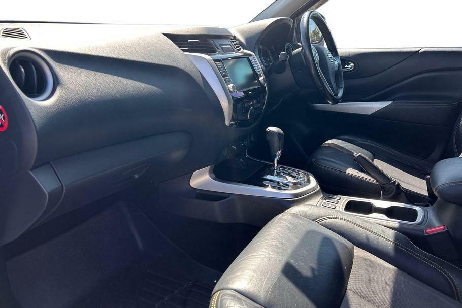 Nissan Navara Special Edition Double Cab Pick Up N-guard 2.3Dci White #3