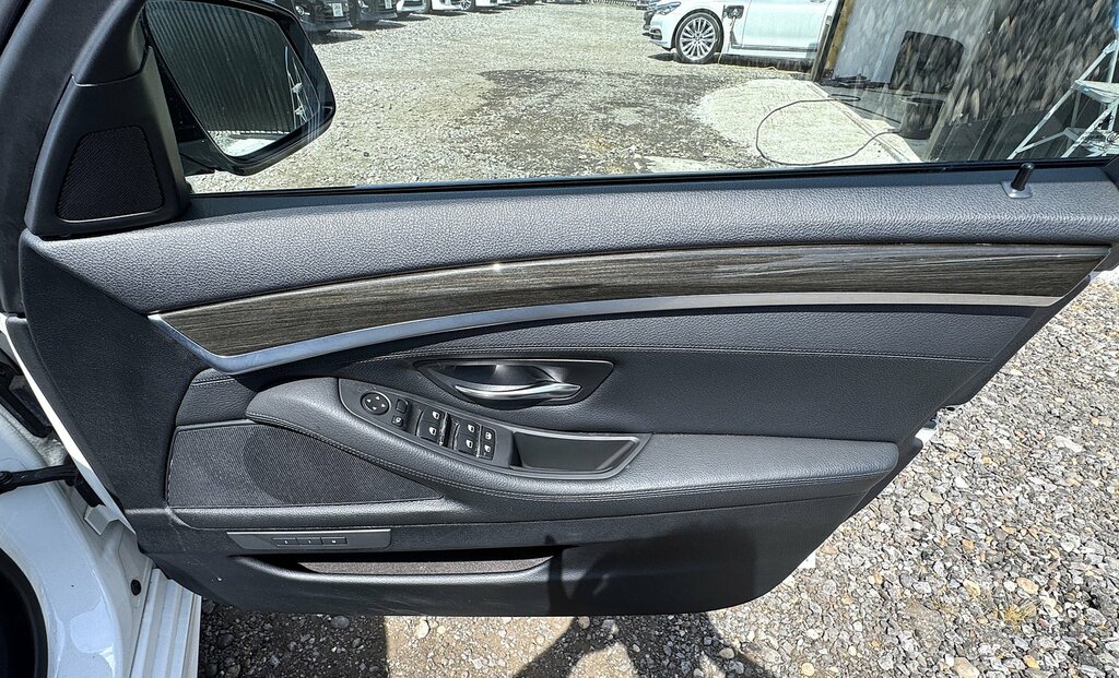 BMW 5 Series Estate Blue #19