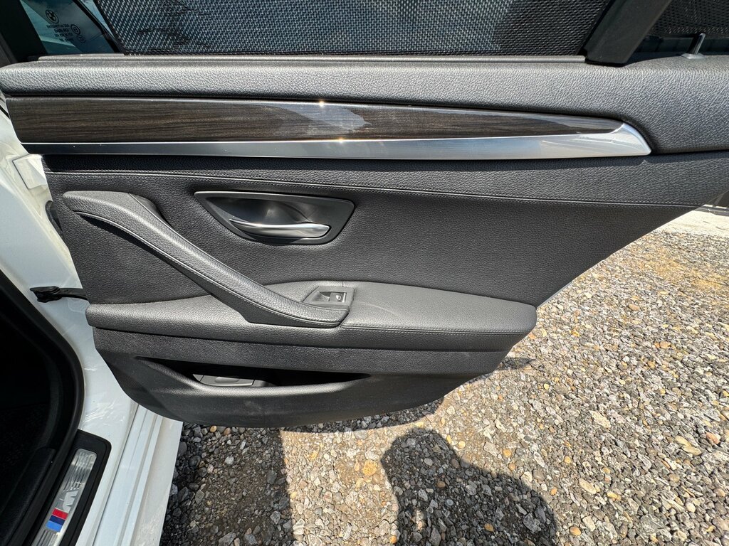BMW 5 Series Estate Blue #30