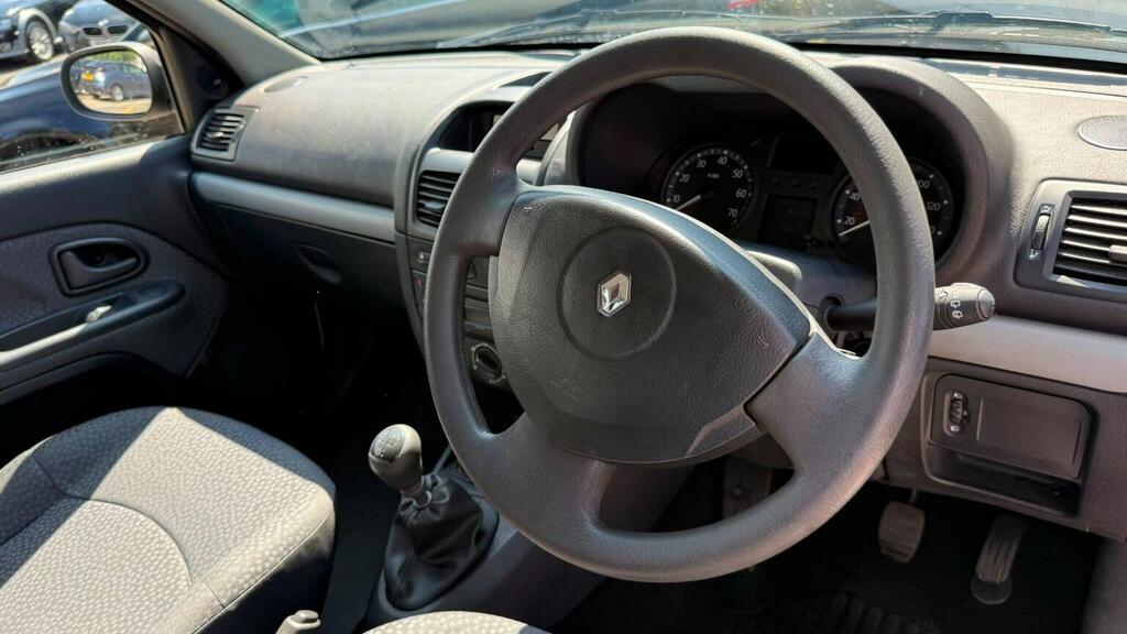 Renault Clio Silver #37
