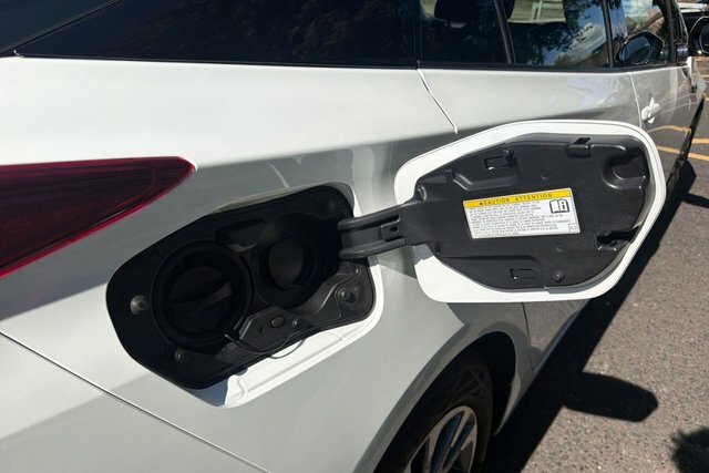 Toyota Prius 1.8 Vvti Plug-in Excel Cvt White #14