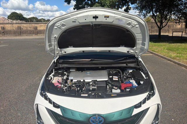 Toyota Prius 1.8 Vvti Plug-in Excel Cvt White #11