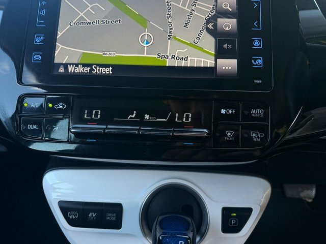 Toyota Prius 1.8 Vvti Plug-in Excel Cvt White #31
