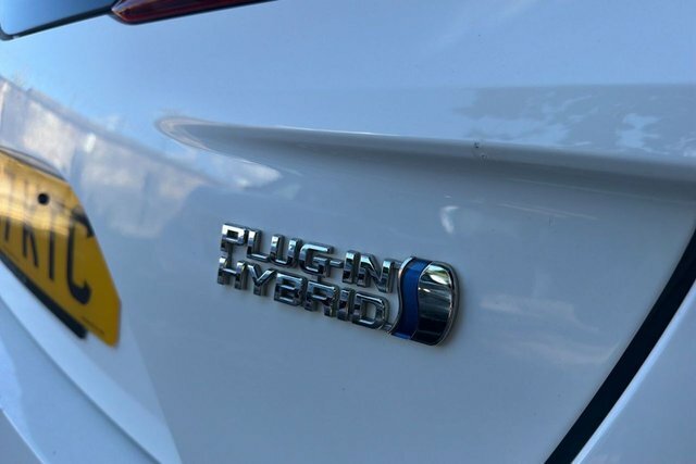 Toyota Prius 1.8 Vvti Plug-in Excel Cvt White #18