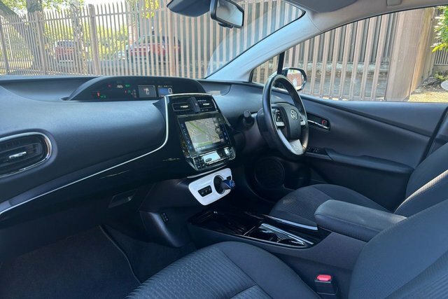 Toyota Prius 1.8 Vvti Plug-in Excel Cvt White #10