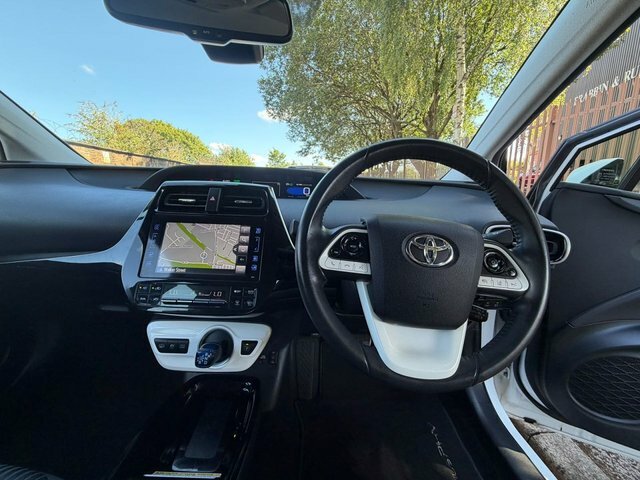 Toyota Prius 1.8 Vvti Plug-in Excel Cvt White #30