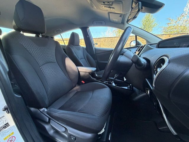 Toyota Prius 1.8 Vvti Plug-in Excel Cvt White #40