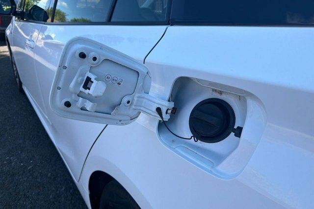 Toyota Prius 1.8 Vvti Plug-in Excel Cvt White #17