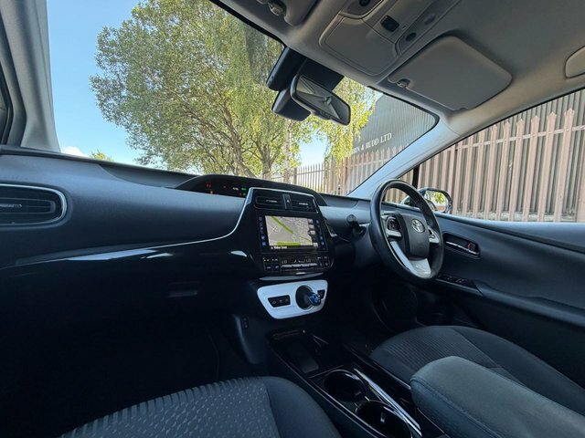 Toyota Prius 1.8 Vvti Plug-in Excel Cvt White #47