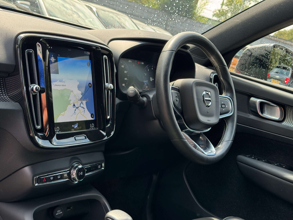 Volvo XC40 1.5L T3 R-design Red #2