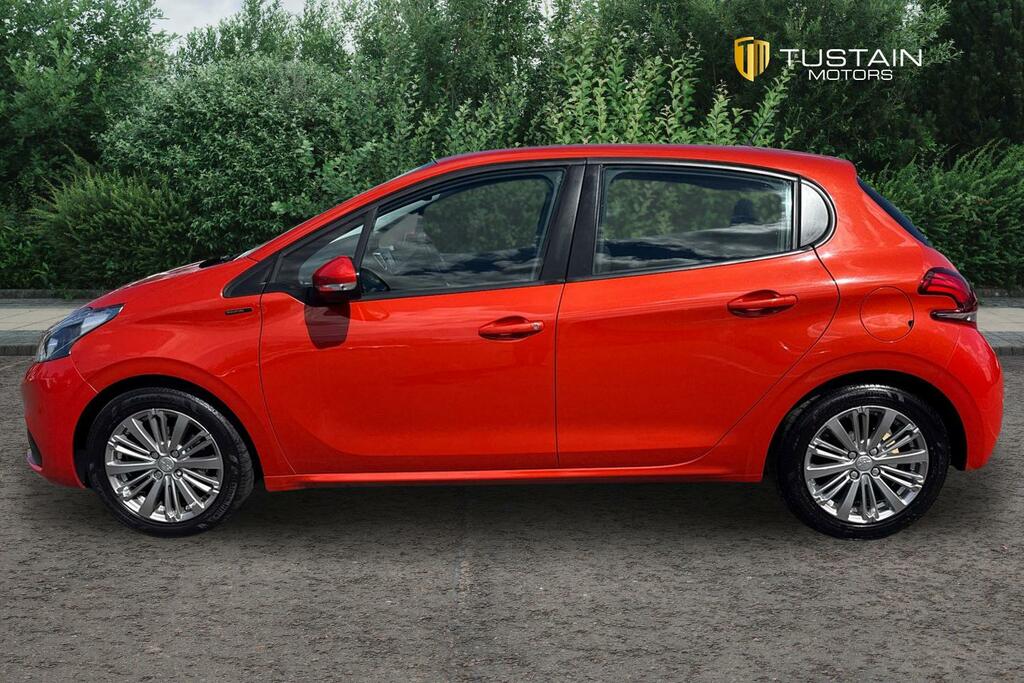 Peugeot 208 Peugeot 208 1.2 Puretech Signature Hatchback 5D...