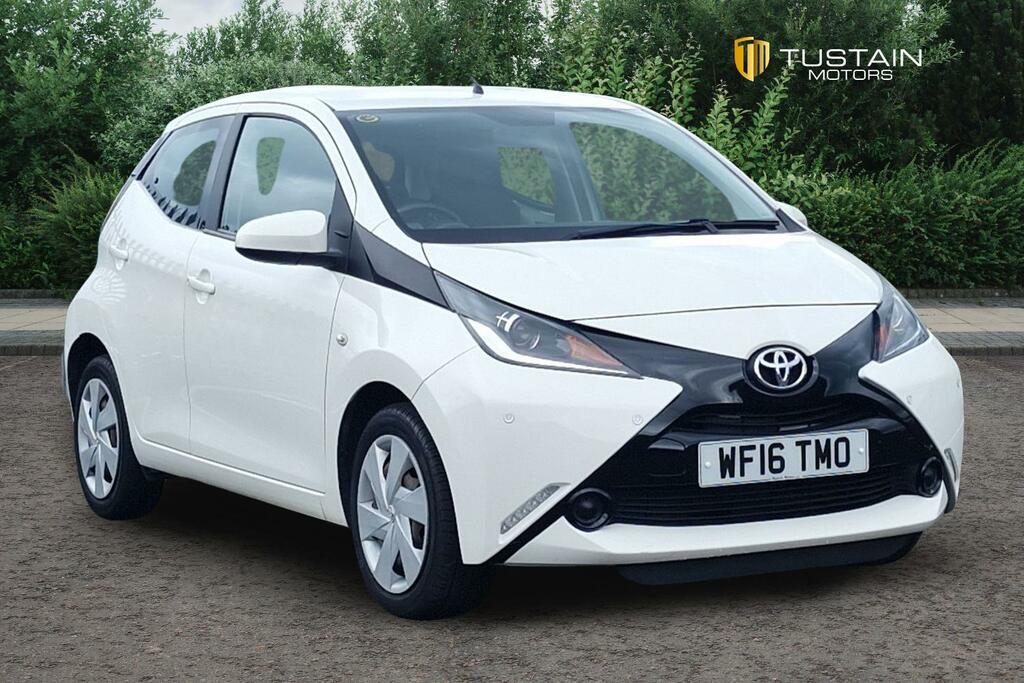 Toyota Aygo Toyota Aygo 1.0 Vvt I X Play Hatchback Petr... White